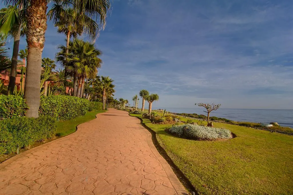 First Line Menara Beach Apartment Estepona 0*,